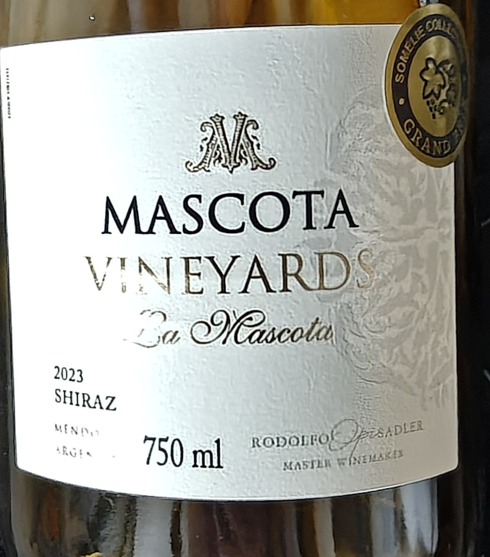 Наш снимок этикетки La Mascota Shiraz